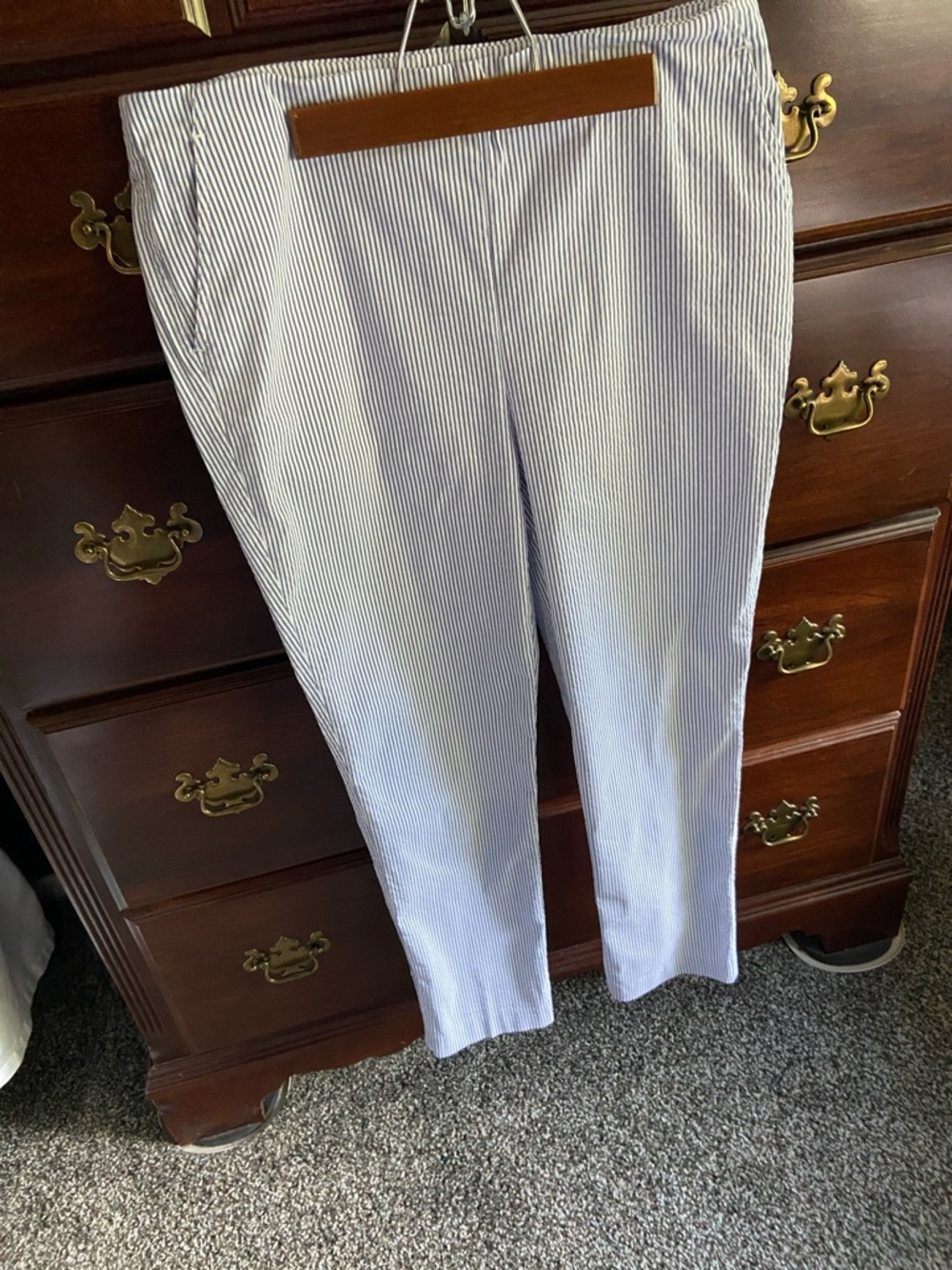 Seersucker blue and white striped capri pant. size, 8